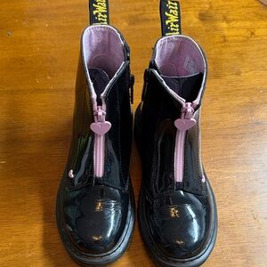 Dr.Martens Junior Heart Kids Boots in Black with Pink Zipper. Make me an offer💗🖤